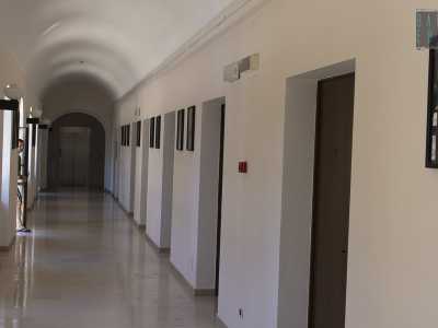 L'ufficio del sacerdote si trova all�interno dell�ostello dei pellegrini, che qui vengono ospitati durante il loro soggiorno barese